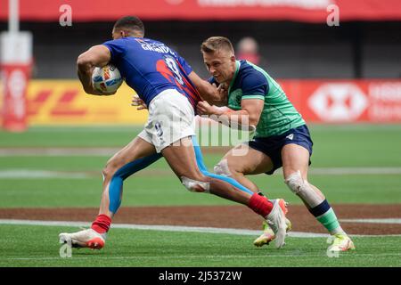 Vancouver, Kanada, 16. April 2022: Aaron Grandidier (oben) vom Team France 7s wurde von Harvey Elms (unten) vom Team Scotland 7s am 1. Tag der HSBC Canada Sevens auf dem BC Place in Vancouver, Kanada, in Angriff genommen. Frankreich gewann das Spiel mit der Note 21-19 Stockfoto