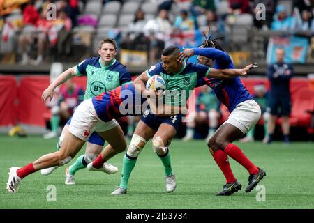 Vancouver, Kanada, 16. April 2022: Kaleem Barreto (Mitte, mit Ball) vom Team Scotland 7s wurde von zwei Spielern des Teams France 7s am 1. Tag der HSBC Canada Sevens auf dem BC Place in Vancouver, Kanada, angegangen. Frankreich gewann das Spiel mit der Note 21-19 Stockfoto