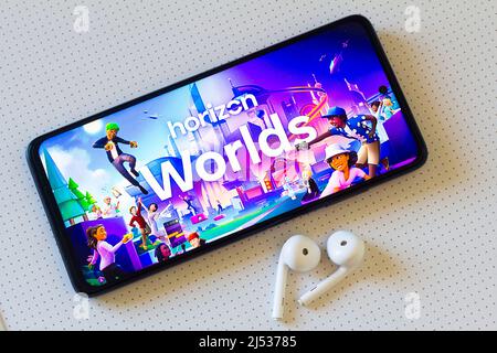 Brasilien. 19. April 2022. In dieser Abbildung ist das Meta Horizon Worlds Logo auf einem Smartphone mit Kopfhörern an der Seite zu sehen. (Foto von Rafael Henrique/SOPA Images/Sipa USA) Quelle: SIPA USA/Alamy Live News Stockfoto