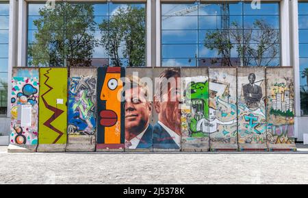 Los Angeles, CA, USA - 17. April 2022: Ein zehnteiliger Teil der Berliner Mauer wird als öffentliche Kunst auf dem Wilshire Boulevard in Los Angeles, CA, ausgestellt. Stockfoto