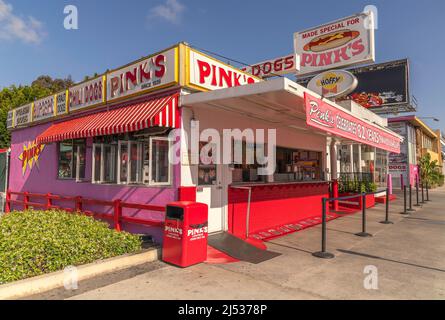 Los Angeles, CA, USA - 17. April 2022: Außenansicht des berühmten Pink’s Hot Dog auf der La Brea Avenue in Los Angeles, CA. Stockfoto