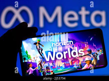 Brasilien. 19. April 2022. In dieser Abbildung ist das Horizon Worlds-Logo auf einem Smartphone zu sehen und im Hintergrund das Meta Platforms-Logo. (Foto von Rafael Henrique/SOPA Images/Sipa USA) Quelle: SIPA USA/Alamy Live News Stockfoto