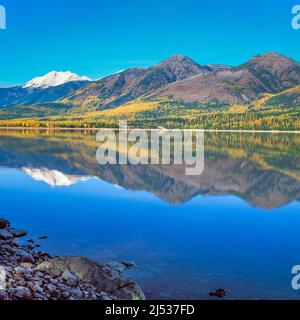 Herbstfarben in der Flathead Range über dem Hungry Horse Reservoir in der Nähe von Hungry Horse, montana Stockfoto