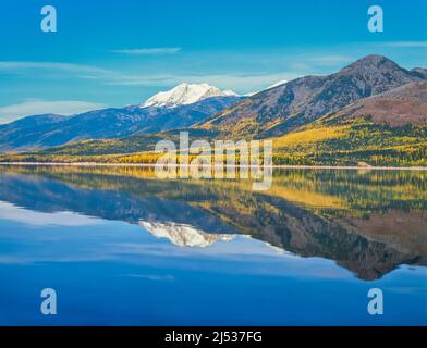 Herbstfarben in der Flathead Range über dem Hungry Horse Reservoir in der Nähe von Hungry Horse, montana Stockfoto