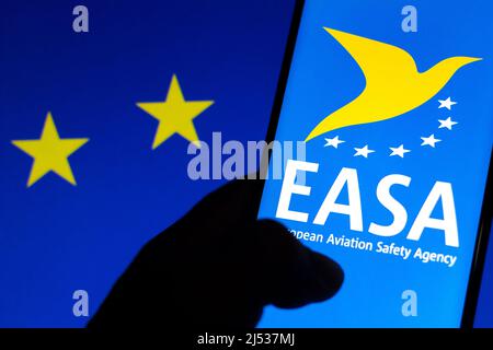 Brasilien. 19. April 2022. Auf dieser Abbildung ist das Logo der Europäischen Agentur für Flugsicherheit (EASA) zu sehen, das auf einem Smartphone und im Hintergrund die Flagge der Europäischen Union (EU) zu sehen ist (Bild: © Rafael Henrique/SOPA Images via ZUMA Press Wire) Stockfoto