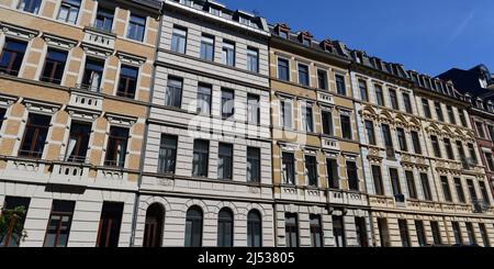 Historische Stadthäuser aus dem späten 20.. Jahrhundert im Kölner Studentenviertel Stockfoto