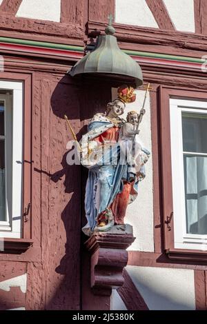 Miltenberg, Deutschland - 6. April 2018: Jungfrau Maria, Statue auf der Hauptstraße von Miltenberg in Unterfranken, Bayern, Deutschland. Stockfoto