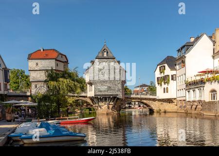 Bad Kreuznach, Deutschland - 19. August 2018: Bad Kreuznach, Brückenhäuser, Deutschland unter blauem Himmel mit Restaurant. Stockfoto