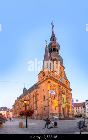 Sankt Wendel, Deutschland - 19. August 2018: Berühmte Kirche von Sankt Wendel im Abendlicht. Stockfoto