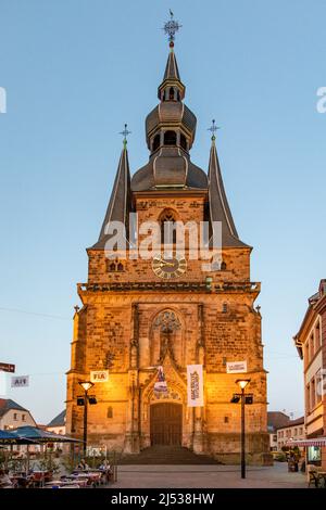 Sankt Wendel, Deutschland - 19. August 2018: Berühmte Kirche von Sankt Wendel im Abendlicht. Stockfoto