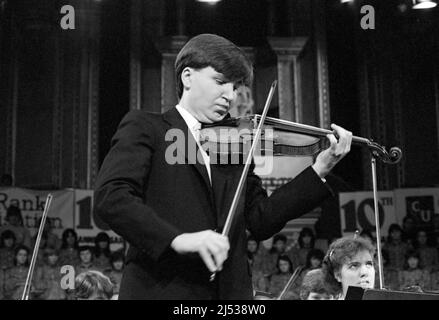 Der englische Geiger und Bratschist Nigel Kennedy, 28 Jahre alt, trat 1984 bei einem der Schools Prom Konzerte in der Royal Albert Hall, London, England auf. Stockfoto