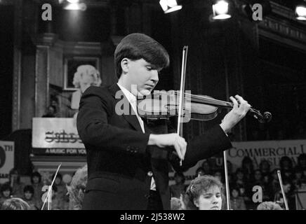 Der englische Geiger und Bratschist Nigel Kennedy, 28 Jahre alt, trat 1984 bei einem der Schools Prom Konzerte in der Royal Albert Hall, London, England auf. Stockfoto