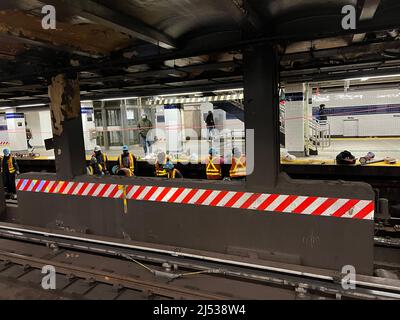 MTA-Mitarbeiter ersetzen die Strecke am U-Bahnhof Jay Street -Metro Tech in Brooklyn, New York. Stockfoto