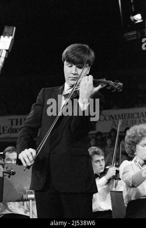 Der englische Geiger und Bratschist Nigel Kennedy, 28 Jahre alt, trat 1984 bei einem der Schools Prom Konzerte in der Royal Albert Hall, London, England auf. Stockfoto