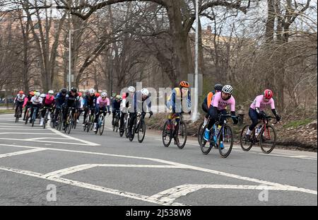 Frühlingshafte Radrennen auf der Straße im Prospect Park, Brooklyn, New York. Stockfoto