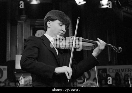 Der englische Geiger und Bratschist Nigel Kennedy, 28 Jahre alt, trat 1984 bei einem der Schools Prom Konzerte in der Royal Albert Hall, London, England auf. Stockfoto