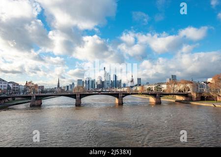 Frankfurt, Deutschland - 14. Januar 2019: Skyline von Frankfurt am Main mit Main. Stockfoto