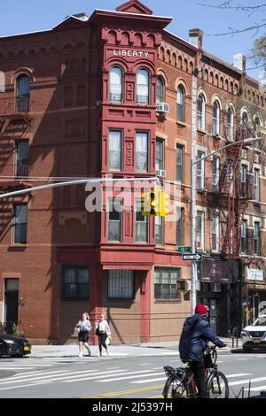 Klassische Brooklyn-Architektur an der Ecke 7. Avenue und 10. Street im Park Slope-Viertel, Brooklyn, New York. Stockfoto