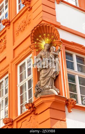 Heidelberg, Deutschland - 17. September 2019: Statue der Maria mit dem Jesuskind an einer Hausecke in der mittelalterlichen Stadt Heidelberg. Stockfoto