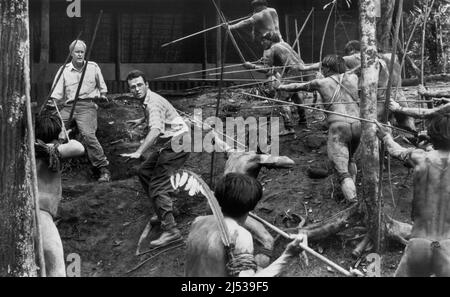 Aidan Quinn, John Lithgow, Dreharbeiten zum Film, „At Play in the Fields of the Lord“, Universal Pictions, 1991 Stockfoto