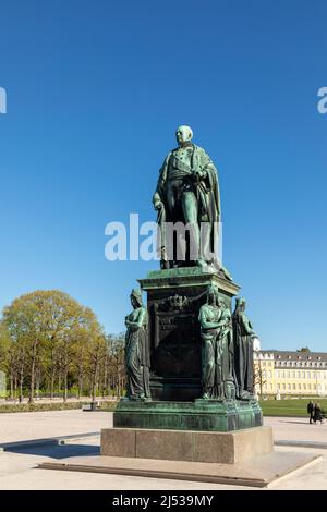 Karlsruhe, 17. April 2022: Carl Friedrich von Baden. Statue des Gründers der Stadt Karlsruhe, Baden-Württemberg, Deutschland. Stockfoto