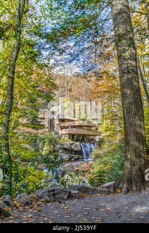 Ein Blick auf Frank Lloyd Wrights fallendes Wasser vom View on the Lower Bear Run Trail in Mill Run, Pennsylvania. Stockfoto