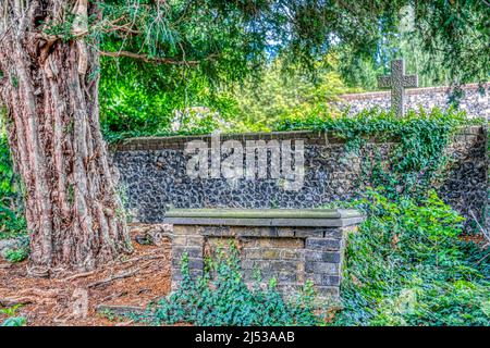 Ein altes Steingrab auf dem Friedhof von St. Martins, der ältesten Kirche der englischsprachigen Welt, in Canterbury, England. Stockfoto