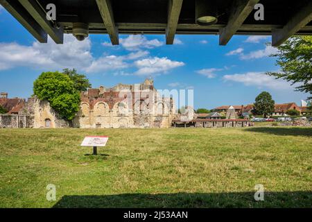 Blick in die Ruinen der Abtei von St. Augustine vom Besucherzentrum in Canterbury, England. Stockfoto