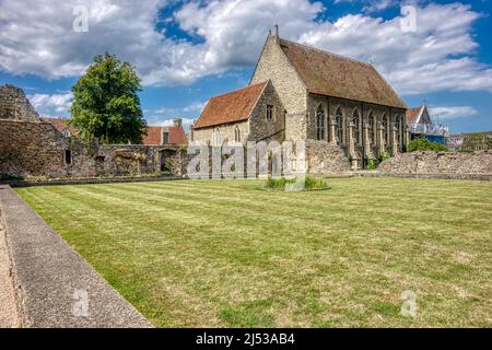 Der Kreuzgang der St. Augustine’s Abbey mit der Victorian King’s School Library dahinter in Canterbury, England. Stockfoto