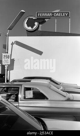 Ferrar-Daeley Autohaus auf La Brea Ave.circa mit Pontiac Chief Logo auf Schild. Los Angeles, Kalifornien. Stockfoto