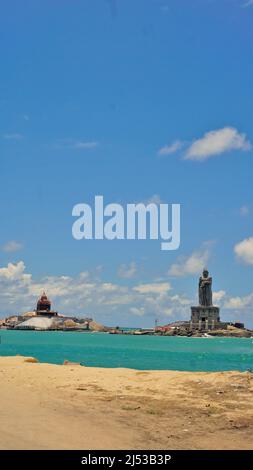 Kanyakumari,Tamilnadu,Indien-April 16 2022: Touristen genießen Fährdienst in Kanyakumari, die Passagiere zu Vivekananda Rock Memo besuchen Stockfoto