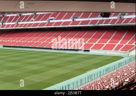 Leere Sitze und grünes Feld im Toyota-Stadion in Japan. Stockfoto