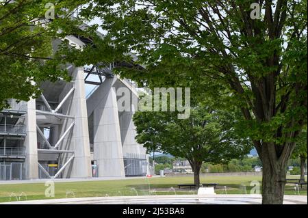 Toyota Stadium Architektur. Bäume und Gras draußen. Stockfoto