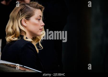 Fairfax, Vereinigte Staaten Von Amerika. 18. April 2022. Die Schauspielerin Amber Heard trifft am Montag, den 18. April 2022, am Fairfax County Circuit Court in Fairfax, Virginia, ein. Heard wird wegen Verleumdung von ihrem ehemaligen Ehemann, dem US-Schauspieler Johnny Depp, angeklagt, nachdem sie 2018 in der Washington Post eine Veröffentlichung verfasst hatte, die ihn, ohne Depp zu nennen, des häuslichen Missbrauchs beschuldigte.Quelle: Samuel Corum/CNP/Sipa USA (EINSCHRÄNKUNG: KEINE Zeitungen oder Zeitungen in New York oder New Jersey im Umkreis von 75 km von New York City) Credit: SIPA USA/Alamy Live News Stockfoto