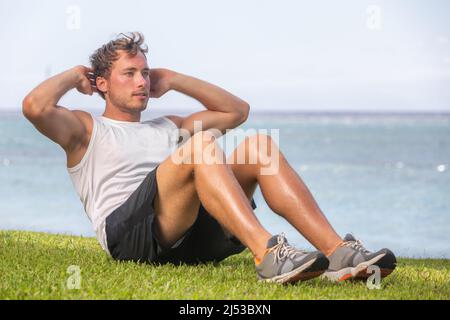 Fit Mann Athlet Training draußen auf dem Gras tun situps für abs-Training Fett Bauch Gewichtsverlust. Gesunder, aktiver Lebensstil Stockfoto