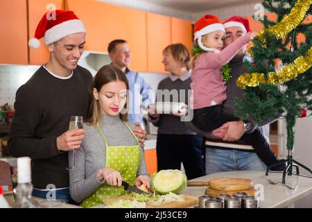Frau, die zum Weihnachtsessen kocht, Stockfoto