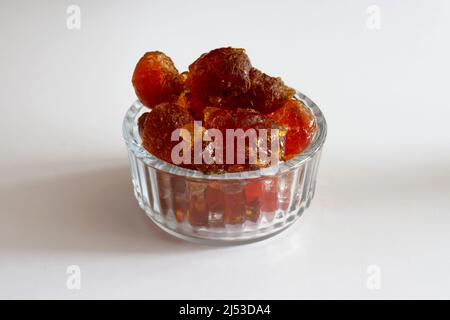 Gummi arabisch klobige Stücke in Glasschale Closeup auf weißem Hintergrund Stockfoto