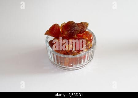 Gummi arabische Akazie senegal klobige Stücke in Glasschale von oben auf weißem Hintergrund Stockfoto
