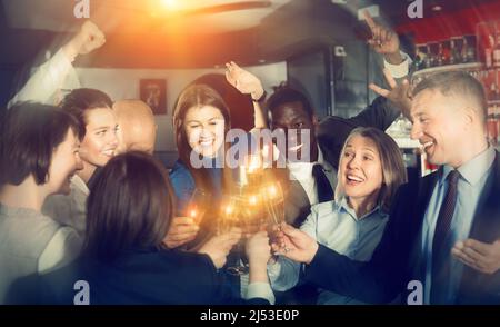 Internationale Gruppe von Geschäftsleuten, die mit Champagner toasten, h Stockfoto