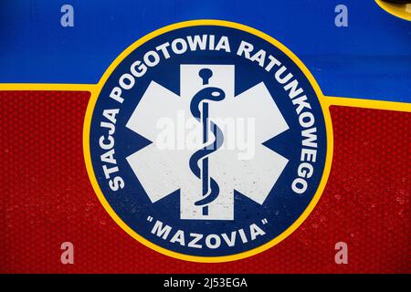 Warschau, Polen. 04. März 2022. Symbol der Stange von Asclepius auf einem modernen Mercedes-Benz Sprinter 4x4 Ambulanzdienst. (Foto: Karol Serewis/SOPA Images/Sipa USA) Quelle: SIPA USA/Alamy Live News Stockfoto