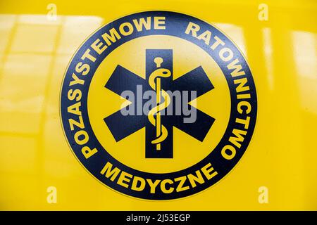 Warschau, Polen. 04. März 2022. Symbol der Stange von Asclepius auf einem modernen Mercedes-Benz Sprinter 4x4 Ambulanzdienst. (Foto: Karol Serewis/SOPA Images/Sipa USA) Quelle: SIPA USA/Alamy Live News Stockfoto