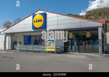 Nova Bana, Slowakei - 18. März, 2022 : Lidl-Shop-Schild. Markenlogo. Lidl ist eine deutsche internationale Discounter-Kette, die über 11.000 betreibt Stockfoto