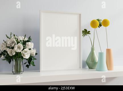 Postermockup mit Holzrahmen im häuslichen Interieur auf blauem Wandhintergrund.3D Rendering Stockfoto