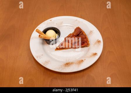 Tarte Tatin ist eine Variante des Apfelkuchen, bei dem die Äpfel in Butter und Zucker karamellisiert wurden, bevor sie in den Teig eingearbeitet wurden. Es ist Pecu Stockfoto