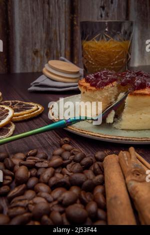 Käsekuchen ist ein sehr beliebtes Dessert seit dem 20.. Jahrhundert aus Ricotta, Quark, Quark, Zucker und manchmal anderen Zutaten suc Stockfoto