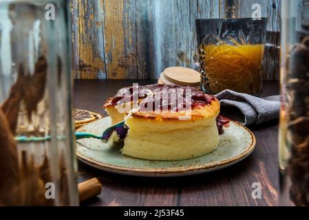 Die Kühlung ist die Standardmethode zur Aufbewahrung von Käsekuchen. Im Kühlschrank hält der Käsekuchen 3-7 Tage. Stockfoto