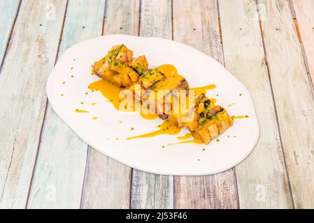 Der Torrezno stammt aus dem ventralen Teil des Schweins, insbesondere aus dem marinierten Speck. Der Torrezno hat Speck und etwas Haut. Stockfoto