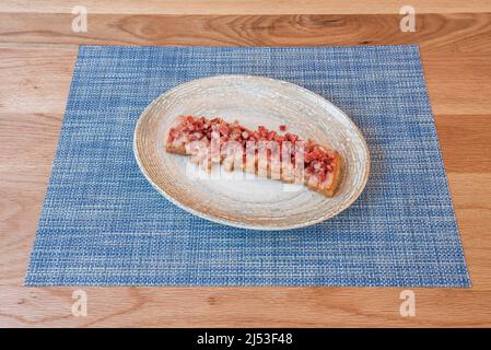 Speckstreifen, immer mit der Haut, gebraten oder in einer Pfanne gebraten oder auf einem Grill geröstet. Die Torreznos sind in der Regel knusprig und golden auf der Hautseite. T Stockfoto