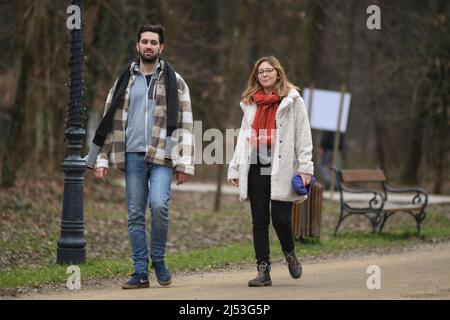 Ein Paar, das im Winter im Maksimir Park spazieren geht. Zagreb, Kroatien Stockfoto