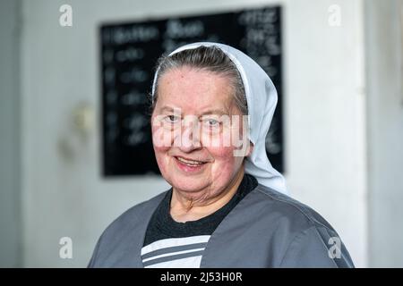 Mallersdorf Pfaffenberg, Deutschland. 14. April 2022. Schwester Doris, Braumeisterin und Nonne im Kloster Mallersdorf, fotografiert in der Klosterbrauerei. Quelle: Armin Weigel/dpa/Alamy Live News Stockfoto